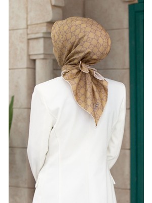 Vissona %100 Twill Ipek Monogram Desenli Bej Renkli 90X90 Eşarp Dikim Şekli : El Dikişi