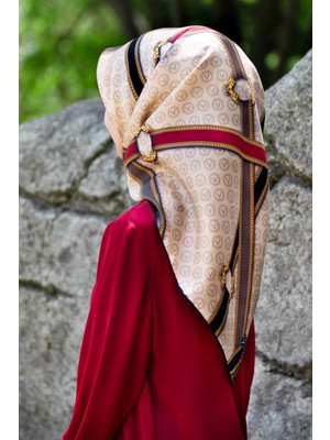 Vissona %100 Twill Ipek Kemerli ve Monogram Desenli Bej - Bordo Renkli 90X90 Eşarp Dikim Şekli : El Dikişi