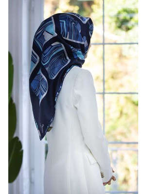 Vissona %100 Twill Ipek Geometrik Kare Desenli Indigo - Lacivert Renkli 90X90 Eşarp Dikim Şekli : El Dikişi