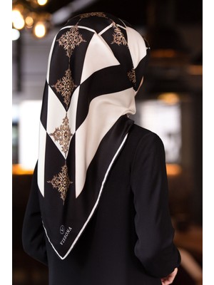Vissona %100 Twill Ipek Geometrik ve Barok Desenli Siyah - Krem Renkli 90X90 Eşarp Dikim Şekli : El Dikişi
