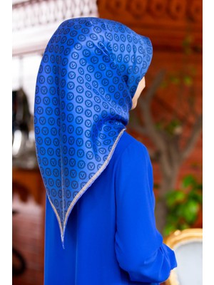 Vissona %100 Twill Ipek Monogram Desenli Saks Renkli 90X90 Eşarp Dikim Şekli : El Dikişi