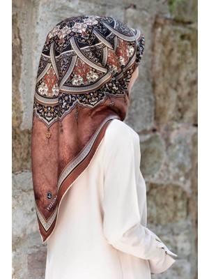 Vissona % 57 Ipek % 43 Viskon Twill Ipek Şal Desenli Taba - Siyah Renkli 90X90 Eşarp Dikim Şekli : El Dikişi