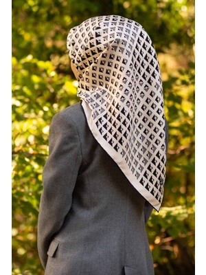 Vissona %100 Twill Ipek Geometrik Desenli Beyaz - Siyah Renkli 90X90 Eşarp Dikim Şekli : El Dikişi