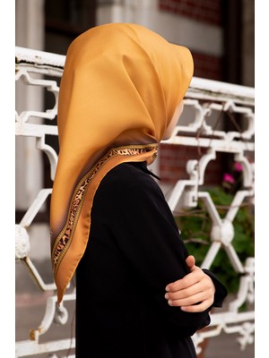 Vissona %100 Twill Ipek Bordürü Leoparlı Düz Desenli Gold - Gold Renkli 90X90 Eşarp Dikim Şekli : El Dikişi