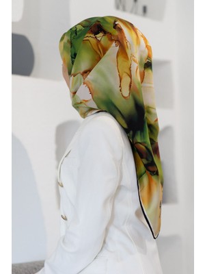 Vissona % 57 Ipek % 43 Viskon Twill Ipek Batik Çiçek Desenli Zümrüt Yeşili - Hardal Renkli 90X90 Eşarp Kenar
