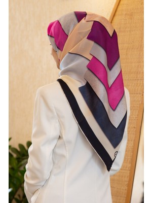 Vissona % 57 Ipek % 43 Viskon Twill Gemetrik Bulut Desenli Mürdüm Fuşya Renkli 90X90 Eşarp Dikim Şekli: El