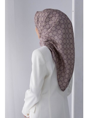 Vissona %100 Twill Ipek Monogram Desenli Vizon Renkli 90X90 Eşarp Dikim Şekli : El Dikişi