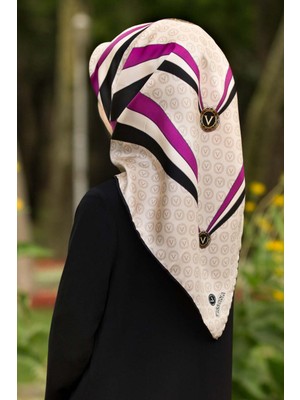 Vissona %100 Twill Ipek Monogram ve Geometrik Desenli Krem - Mürdüm Renkli 90X90 Eşarp Dikim Şekli : El Diki