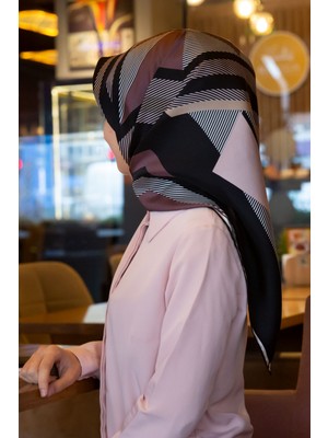Vissona %100 Twill Ipek Geometrik Desenli Pudra - Siyah Renkli 90X90 Eşarp Dikim Şekli : El Dikişi
