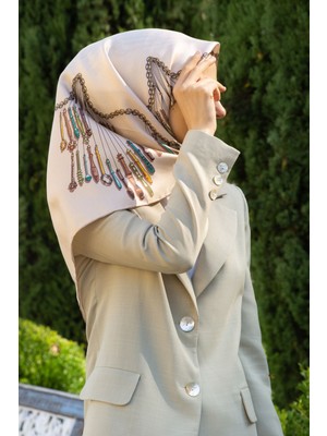 Vissona %100 Twill Ipek Zincir Desenli Krem Renkli 90X90 Eşarp Dikim Şekli : El Dikişi