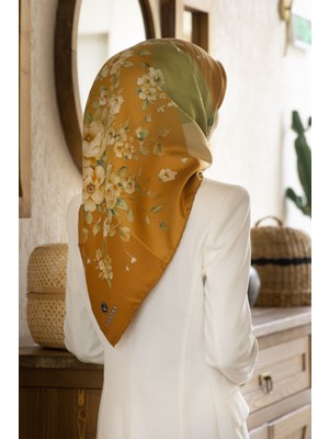 Vissona %100 Twill Ipek Geometrik ve Çiçek Desenli Bakır Renkli 90X90 Eşarp Dikim Şekli : El Dikişi