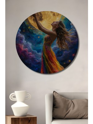 Teona Ahşap Ay Işığı Kucaklayan Kadın Sulu Boya Görünümlü Ahşap Dekoratif Tablo Yuvarlak Duvar Tablosu