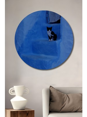 Teona Ahşap Mavi Merdivenlerde Oturan Kedi Yağlı Boya Görünümlü Dekoratif Ahşap Tablo Yuvarlak Duvar Tablosu