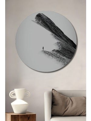 Teona Ahşap Sırt Çantalı Gezgin Dağ Manzarası Siyah Beyaz Sanat Ahşap Dekoratif Tablo Yuvarlak Duvar Tablosu