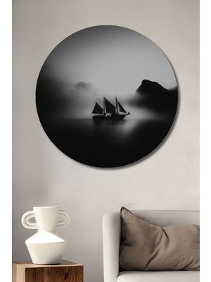 Teona Ahşap Sisli Denizlerde Yelkenli Gemi Siyah Beyaz Görünümlü Dekoratif Ahşap Tablo Yuvarlak Duvar Tablosu
