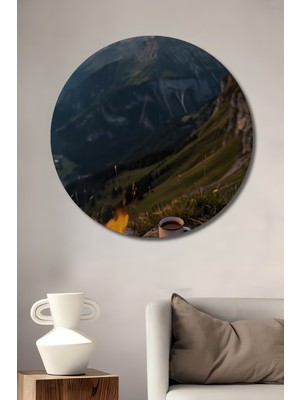 Teona Ahşap Dağ Eteklerinde Huzurlu Kamp Ateşi ve Kahve Manzarası Ahşap Dekoratif Tablo Yuvarlak Duvar Tablosu
