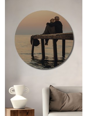 Teona Ahşap Romantik Yaşlı Çift Sahili Yağlı Boya Görünümlü Dekoratif Ahşap Tablo Yuvarlak Duvar Tablosu