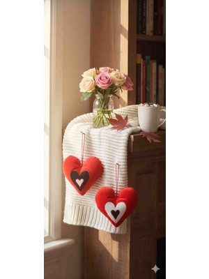 Yarımada Kadın Kooperatifi Kırmızı Kadife Kumastan, Üzerine Aplike Çalışmasi Yapılarak Hazirlanan,içi Kilf Içinde Boncuk Elyaflı Kalp Şeklinde Çok Cici Yastık.