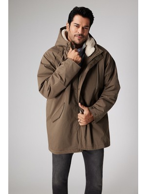 Standart Fit Normal Kesim Kapüşonlu Dik Yaka Yan Cepli Kaban