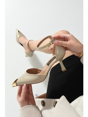 Dabab Shoes Celıa Kadın Bej 7 cm Kırışık Rugan Topuklu Bilekten Bantlı Sivri Burunlu Gold Demir Burun Detaylı Stiletto Ayakkabı