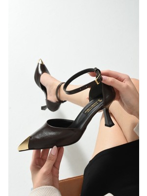 Dabab Shoes Celıa Kadın Kahverengi 7 cm Kırışık Rugan Topuklu Bilekten Bantlı Sivri Burunlu Gold Demir Burun Detaylı Stiletto Ayakkabı