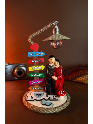 Rivriv Hediyelik Taşta Oturan Romantik Çift Biblo Işıklı Ahşap Ev Dekoru Hediyelik Eşya Sevgiliye Hediye Ev Dekorasyonu Dekoratif Ürün