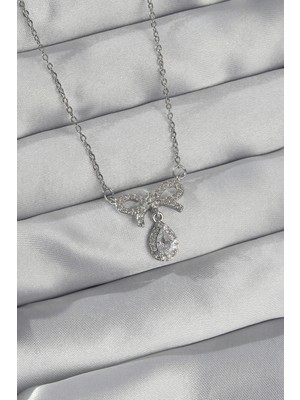 Calperia 316L Çelik Gümüş Renk Zirkon Taşlı Fiyonk Detay Damla Kolye