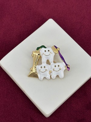 Calista Aksesuar Mor,beyaz ve Yeşil Renkli Üç Beyaz Diş Figürlü Gold Broş