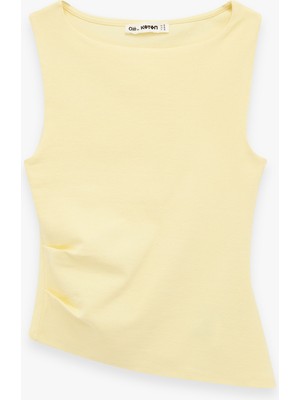 Koton Slim Fit Asimetrik Kesim Kolsuz Kayık Yaka Bluz