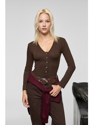 Grimelange Renave Kadın Uzun Kollu Esnek Kumaşlı Düğme ve Çıtçıt Detaylı Koyu Kahverengi Bluz