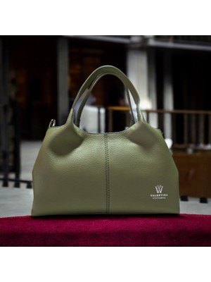 Valentina Victoria Valvic Hakiki Deri 3 Bölmeli Yumuşak Orta Boyelde ve Omuzda Kulanılabilir Bayan Çantası.