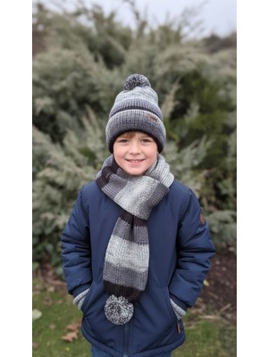 Matilda El Emeği Çift Katlı Batik Desenli Çocuk Bere Atkı Takımı – Füme & Gri Geçişli