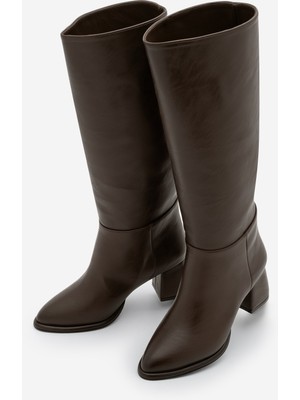 Marjin Kadın Sivri Burun Fermuarsız Kalın Topuklu Çizme Aluta Kahve