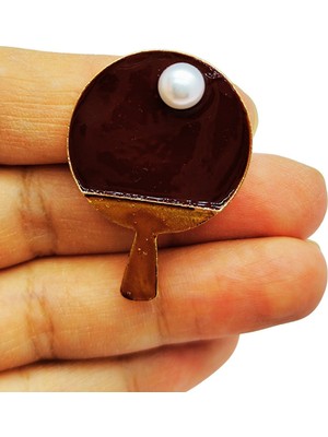 BB Bi Butik Shop Inci Detaylı Masa Tenisi Raketi Tasarım Broş – Spor ve Şıklığı Buluşturan Kadın Takı Aksesuarı