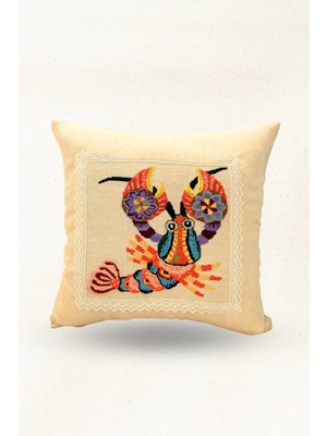 Kanaviçe Detaylı Dekoratif Kırlent – Silikon Dolgulu 42×42 cm El Işlemeli Yastık