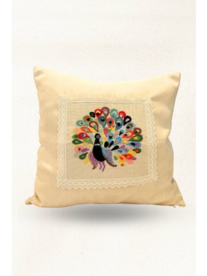 Tavus Kuşu Kanaviçe Detaylı Dekoratif Kırlent – Silikon Dolgulu 42×42 cm Yastık