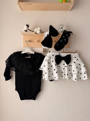 Babudi Kız Bebek Şık 4’lü Takım – Body, Etek, Bandana & Çorap