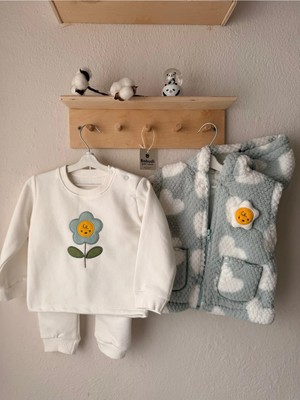 Babudi Bebek 3’lü Takım – Nakış Detaylı Sweatshirt, Eşofman Altı ve Peluş Yelek