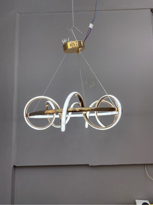 Zeya Lighting Yüksek Aydınlatmalı Kuzey Model Gold Kaplama Sarkıt Modern 3 Renk LED Avize