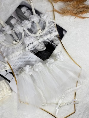 LİCSHE Licshe Beyaz Çiçek Detaylı Fırfırlı Takım