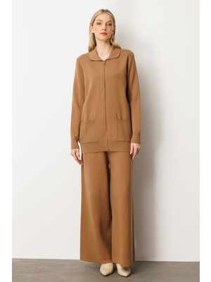 Mutlu Ertan Kadın Gömlek Yaka Fermuarlı Cep Detaylı Triko Hırka Camel 20240
