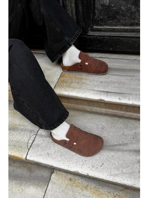 Milaya Shoes Hardy Soft Step Tokalı Süet Terlik – Ev ve Dış Mekan Kullanımına Uygun