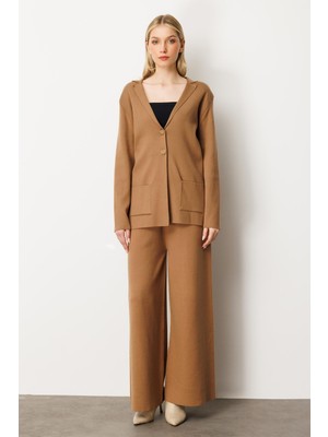 Mutlu Ertan Kadın Düğme Detaylı Triko Ceket Camel 20235