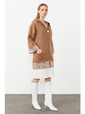 Mutlu Ertan Kadın Tıger  Desen Detaylı Kapüşpnlu Triko Hırka Camel 20050