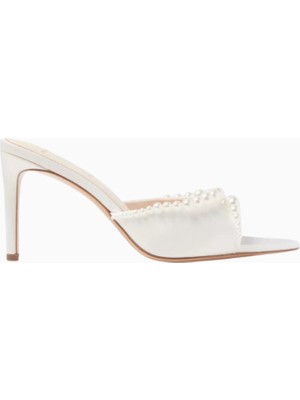 Black Suede Studio Gigi 80 Beyaz Saten Inci Detaylı, El Yapımı Lüks Mule Sandalet