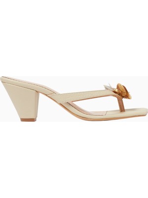 Fleur 55, Çiçek Detaylı Deri Thong Mule Sandalet, Zarif Off-White