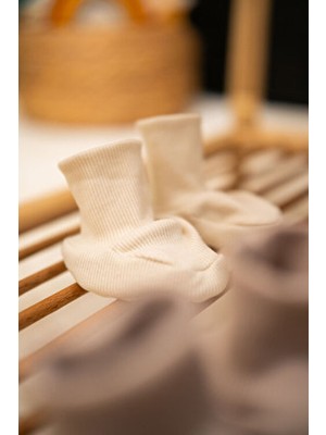 Kaşkorse Yumuşak Bebek Patik Bej Renk Örme Kumaş ile Rahat ve Şık Tasarım