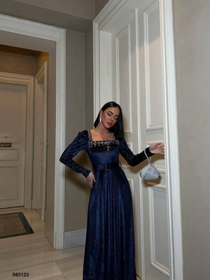 Diloxe Yaka Detaylı Kadife Uzun Abiye