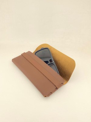 Optic Plus Deriden El Yapımı Kuşaklı Deri Gözlük Kılıfı Kahverengi (Kişiye Özel Isim Yazılı)