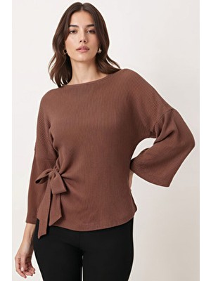 Armonika Kadın Açık Kahve Sıfır Yaka Yumuşak Dokulu Yarasa Kol Önden Bağlamalı Bluz ARM-26K001021